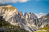 Trekking nel Parco Naturale Puez-Odle. Da Passo Gardena al Rifugio Puez, si intravede il profondo solco della Vallelunga con il monte Stevia e oltre li pinnacoli delle Odle.